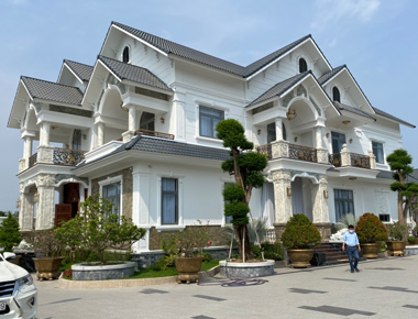 Thi công biệt thự mái thái 2 tầng 10x20m có sân vườn và 5 phòng ngủ ở Cà Mau