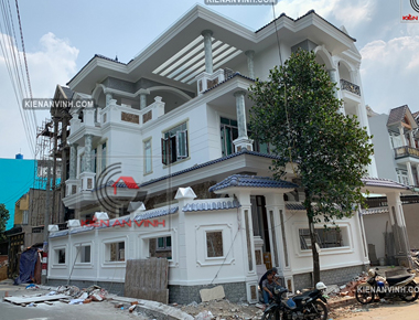 Thi công biệt thự mái nhật 3 tầng tân cổ điển pha hiện đại 10x20m có sân vườn & Gara ô tô và 5 phòng ngủ ở Gò Vấp