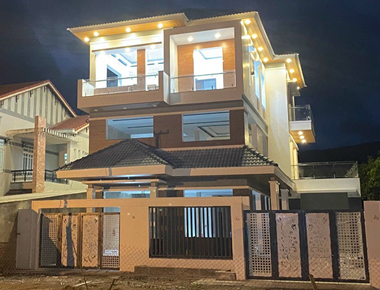 Thi công biệt thự mái nhật 3 tầng 10x20m hiện đại có: Sân vườn, gara, thang máy và 5 phòng ngủ ở Tp. Nha Trang
