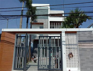 Thi công biệt thự 3 tầng hiện đại 10x20m có sân vườn & hồ cá koi & thang máy và 5 phòng ngủ