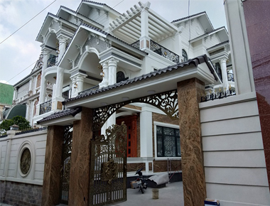 Thi công biệt thự mái thái 3 tầng 10x20m tân cổ điển pha hiện đại có sân vườn & 6 phòng ngủ ở Long Thành