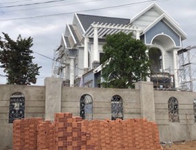 Thi công biệt thự mái thái 2 tầng 3 mặt tiền tân cổ điển pha hiện đại 10x20m có sân vườn & 5 phòng ngủ ở Tây Ninh