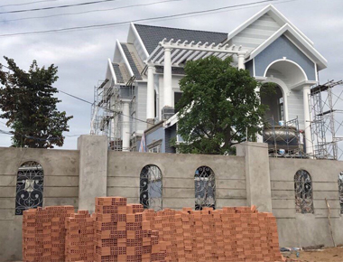 Thi công biệt thự mái thái 2 tầng 3 mặt tiền tân cổ điển pha hiện đại 10x20m có sân vườn & 5 phòng ngủ ở Tây Ninh