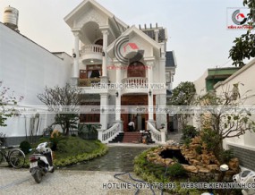 Thi công biệt thự tân cổ điển 3 tầng mái thái 10x20m có sân vườn hồ & cá koi và nội thất gỗ ở Quận 12
