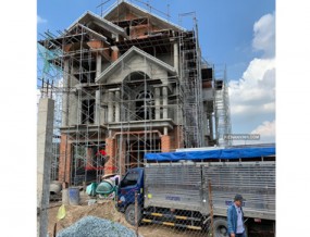 Thi công phần thô biệt thự 3 tầng mái thái có: Gara, bể bơi & hồ cá, sân vườn ở Bến Lức