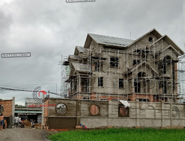 Thi công phần thô biệt thự mái thái 3 tầng tân cổ điển hiện đại có sân vườn, hồ cá, nhà chòi, bể bơi ở Đức Hòa