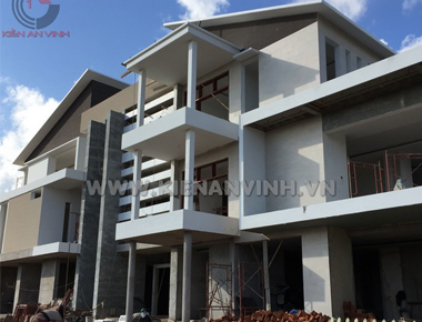 Thi công biệt thự văn phòng 3 tầng hiện đại mái lệch có sân vườn & Nội thất văn phòng đẹp ở Gia Lai