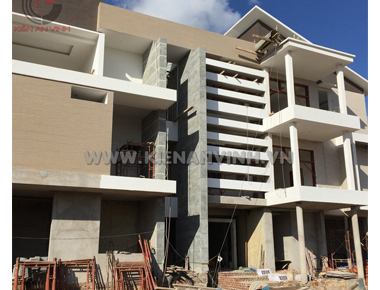 Thi công phần thô biệt thự văn phòng hiện đại 3 tầng mái lệch có sân vườn & Nội thất văn phòng đẹp ở Gia Lai