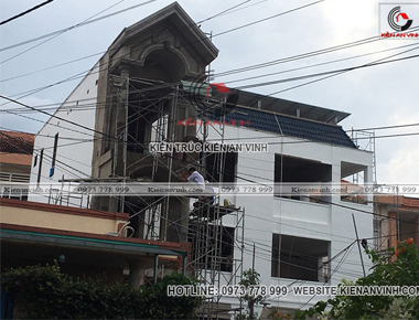 Thi công phân thô nhà phố 3 tầng mái thái chữ L phong cách tân cổ điển