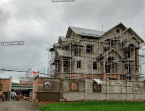 Thi công phần thô biệt thự mái thái 3 tầng tân cổ điển hiện đại có sân vườn, bể bơi, nhà chòi